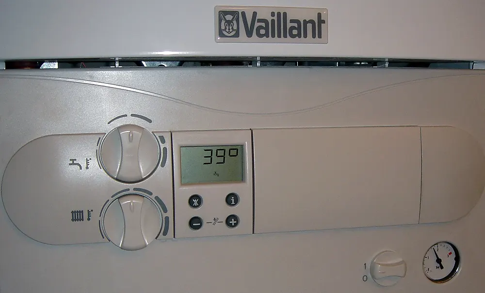 Bedieningspaneel van een cv-ketel met display en draaiknoppen
